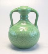 Doppelhenkelflasche mit Reliefdekor