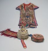 Turkmenisches Nomaden-Taufkleid mit Reichem Schmuckbehang -