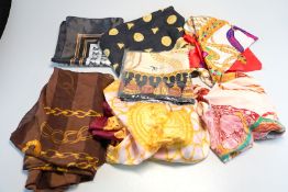 Sammlung von 7 Seidenschals: 1x Versace 1x Celine