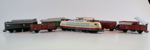 Märklin ab 1954, Gebr. Märklin & Cie., G.m.b.H. Göppingen: Konvolut v. 1 E-Lok, Güter- u. Personenwa