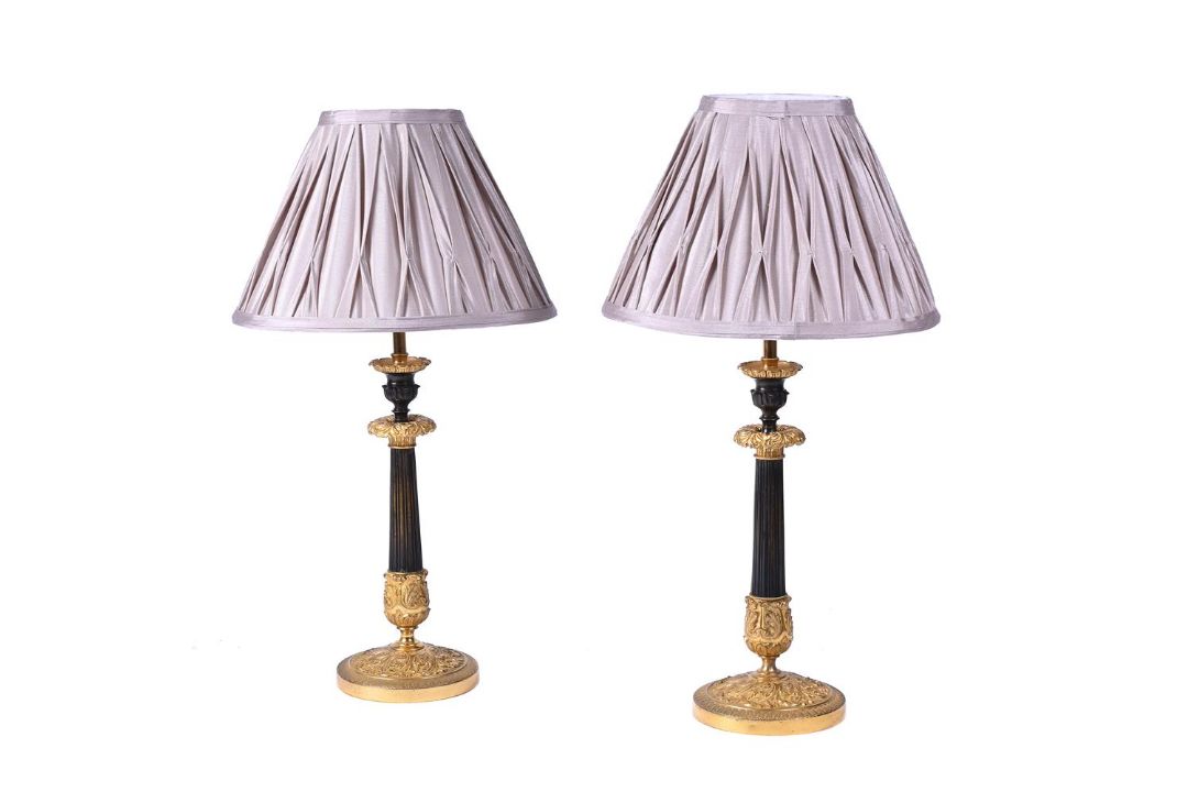 A PAIR OF BRONZE AND PARCEL GILT TABLE LAMPS - Image 1 of 2