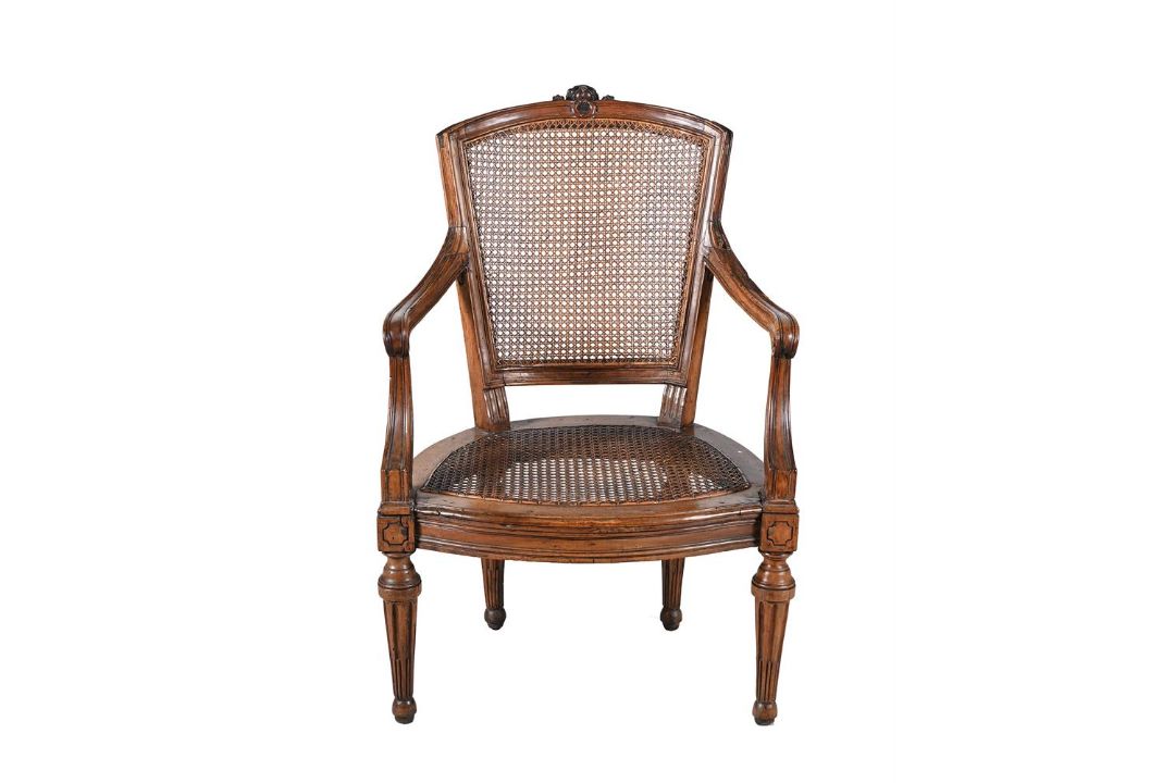 A PAIR OF NORTH ITALIAN CARVED WALNUT ARMCHAIRS - Image 3 of 4
