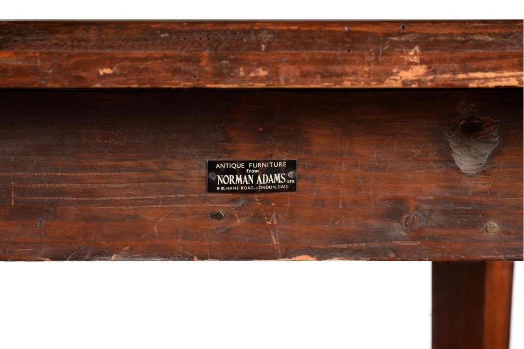 A GEORGE III MAHOGANY AND CROSSBANDED SIDE TABLE - Image 4 of 4