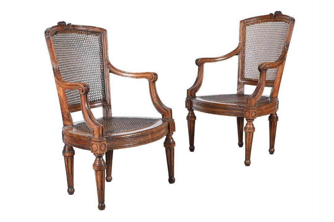 A PAIR OF NORTH ITALIAN CARVED WALNUT ARMCHAIRS - Image 2 of 4