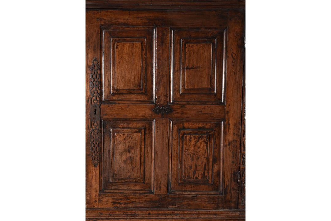 A NORTH ITALIAN OAK LINEN PRESS OR CUPBOARD - Image 3 of 3
