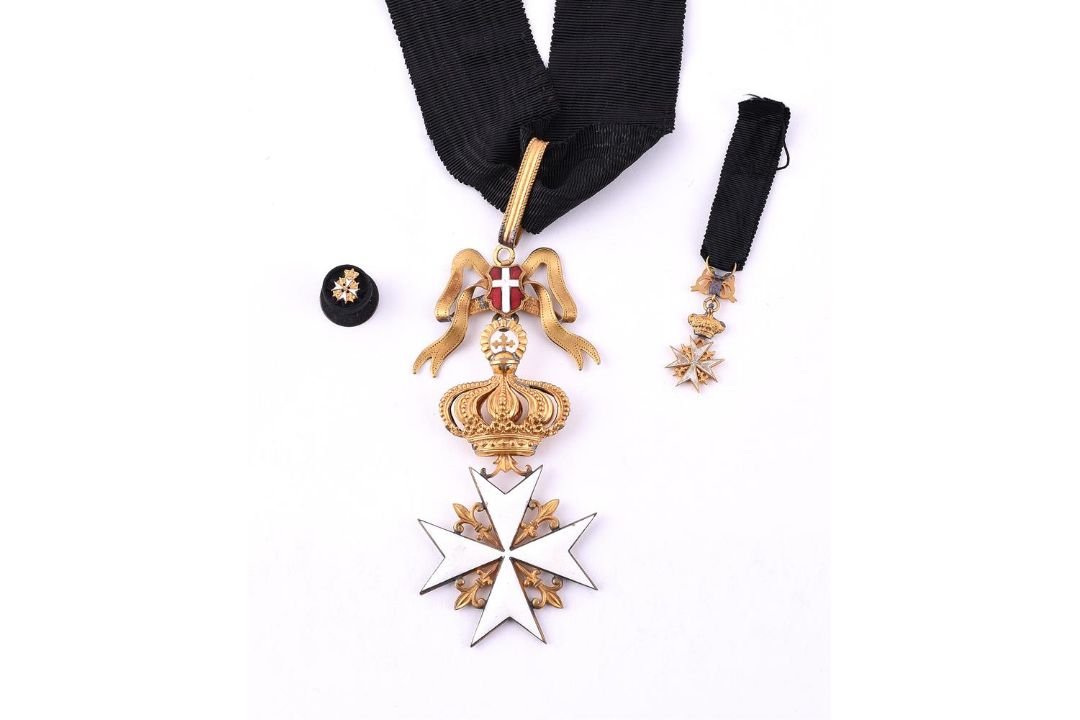 ORDER OF MALTA, A GILT METAL AND ENAMEL NECK BADGE