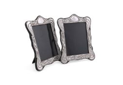 A PAIR OF SILVER MOUNTED SHAPED RECTANGULAR PHOTO FRAMES