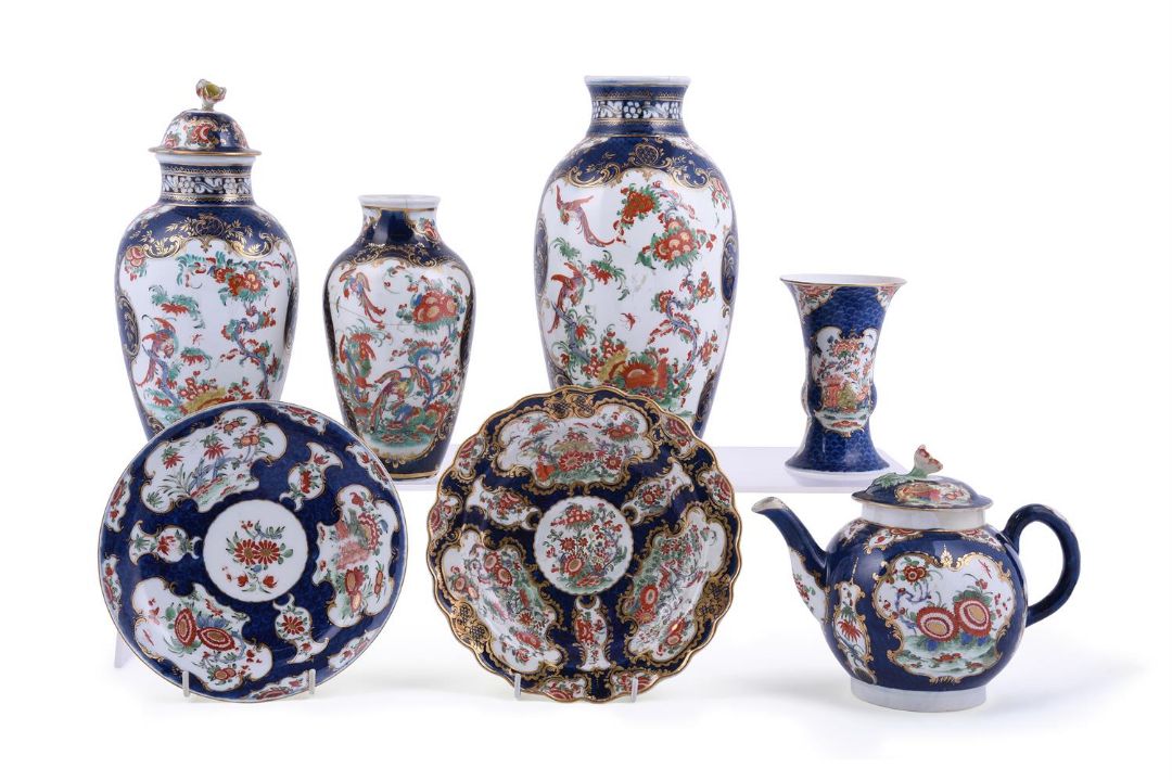 A SELECTION OF WORCESTER BLUE-SCALE GROUND KAKIEMON PATTERN PORCELAIN - Image 1 of 2