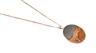 AN AGATE PENDANT ON A FRENCH GOLD CHAIN PENDANT, LONDON 1981
