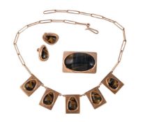 HAGLUND, A 1960S SOUTH AFRICAN HAWKS EYE/TIGERS EYE NECKLACE, BROOCH AND EARRING SUITE