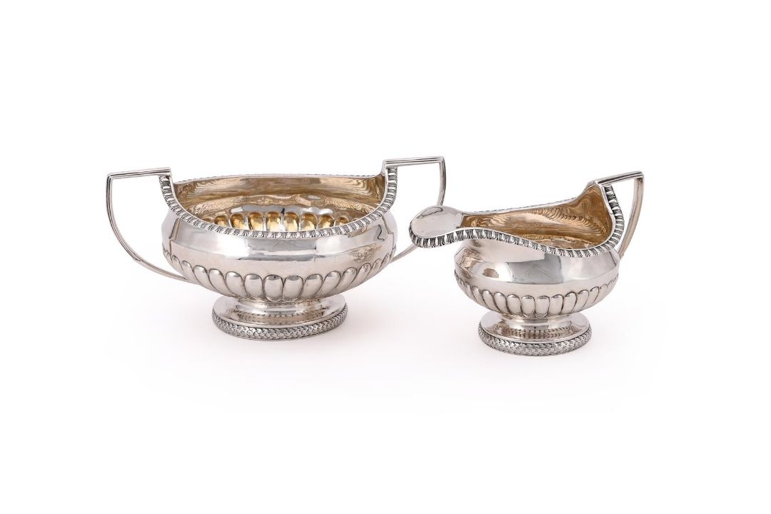 A GEORGE III SILVER SUGAR BOWL AND CREAM JUG - Image 1 of 2