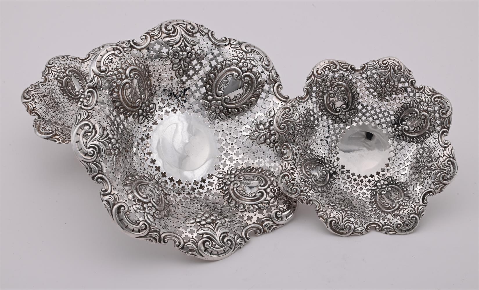 A MATCHED SET OF THREE VICTORIAN SILVER SHAPED CIRCULAR PIERCED PEDESTAL DISHES - Image 3 of 4