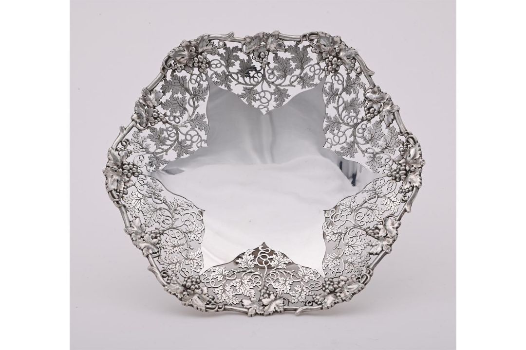 A SILVER PIERCED PEDESTAL DISH - Image 3 of 3