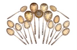A VICTORIAN SILVER GILT SUNDAE SET