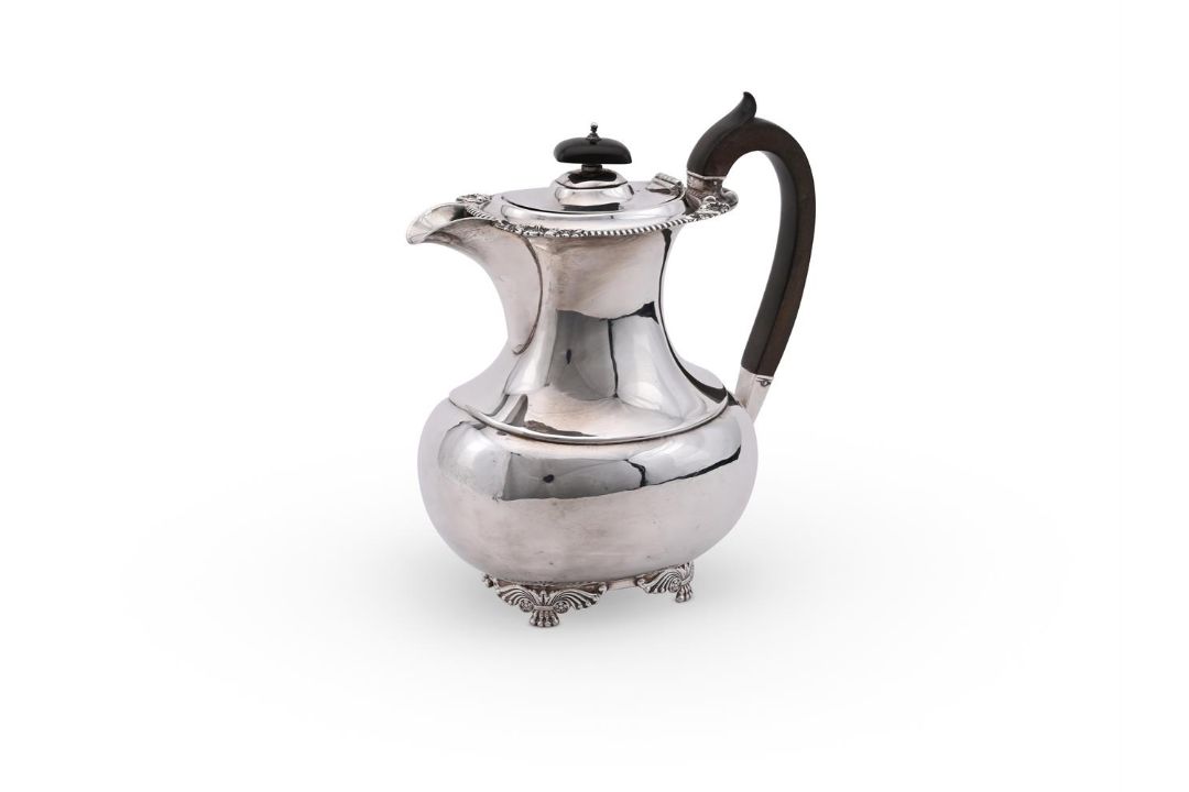 AN EDWARDIAN SILVER OBLONG BALUSTER COFFEE POT - Image 1 of 2