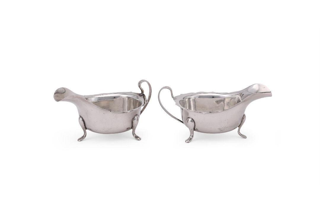 A PAIR OF SILVER SHAPED OVAL SAUCE BOATS - Image 1 of 2