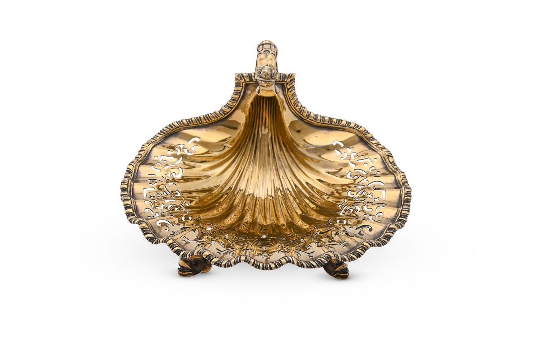 A SILVER GILT SHELL SHAPED DISH - Image 2 of 7