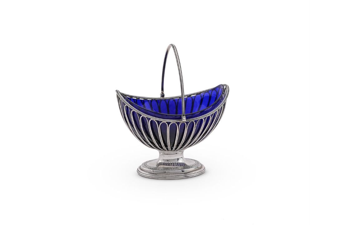 A GEORGE III SILVER OVAL SWING HANDLED SUGAR BASKET - Image 1 of 2