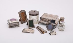 Y A COLLECTION OF SILVER DRESSING TABLE ITEMS