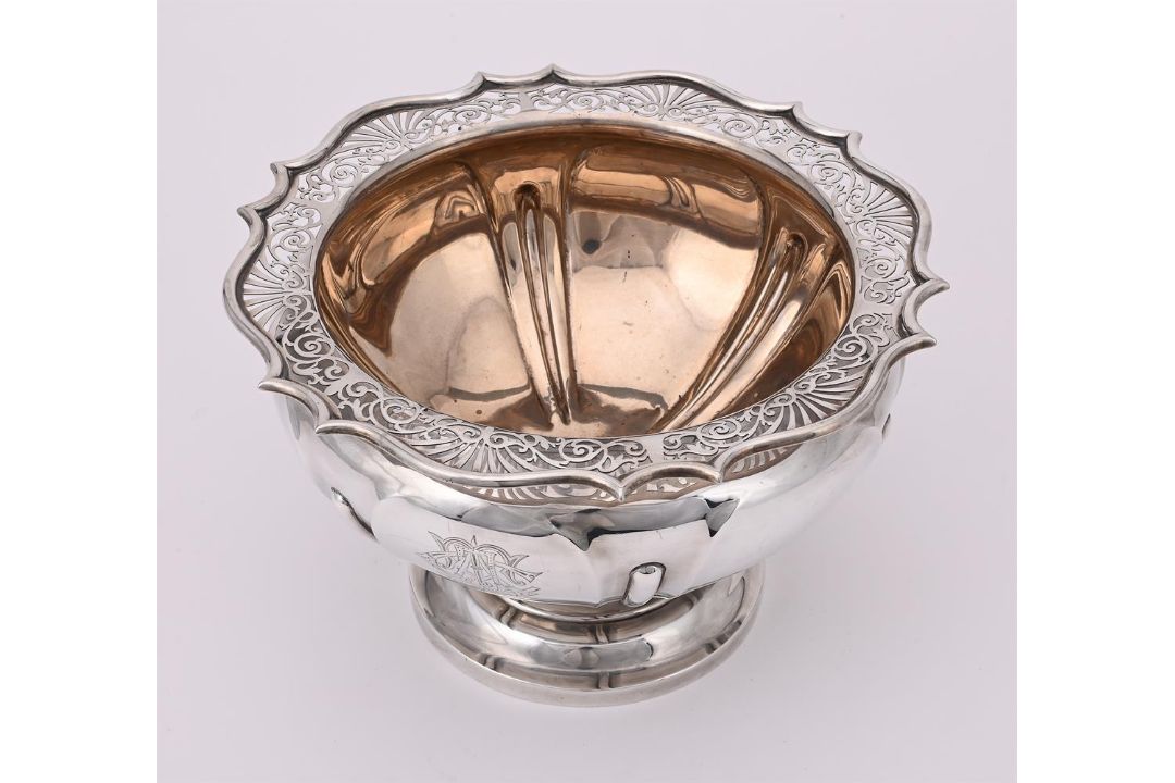 AN EDWARDIAN SILVER SHAPED CIRCULAR PEDESTAL BOWL - Image 2 of 3