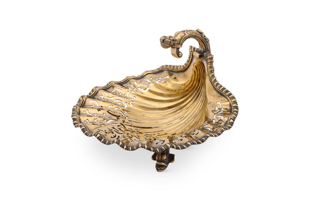 A SILVER GILT SHELL SHAPED DISH - Image 1 of 7