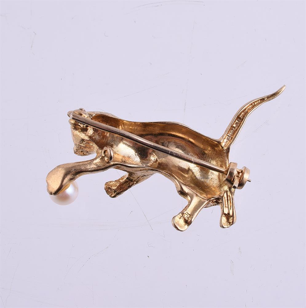 A 9 CARAT GOLD CAT AND CULTURED PEARL BROOCH, LONDON 1979 - Image 2 of 2