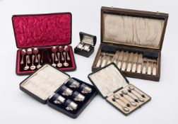 Y A COLLECTION OF CASED SILVER ITEMS