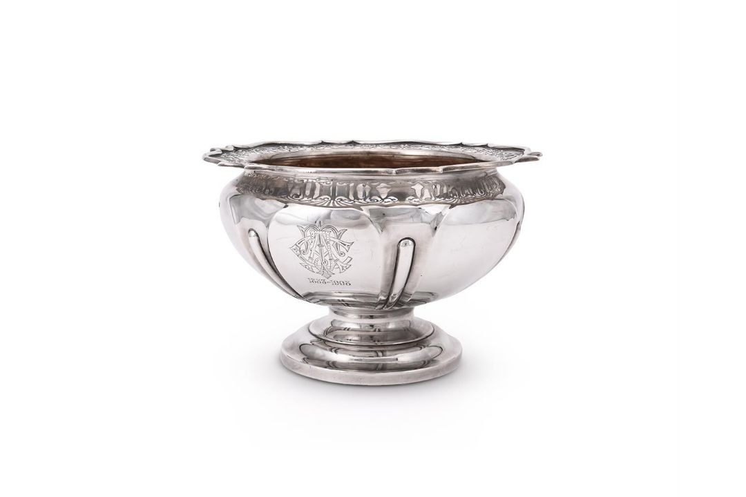 AN EDWARDIAN SILVER SHAPED CIRCULAR PEDESTAL BOWL - Image 1 of 3