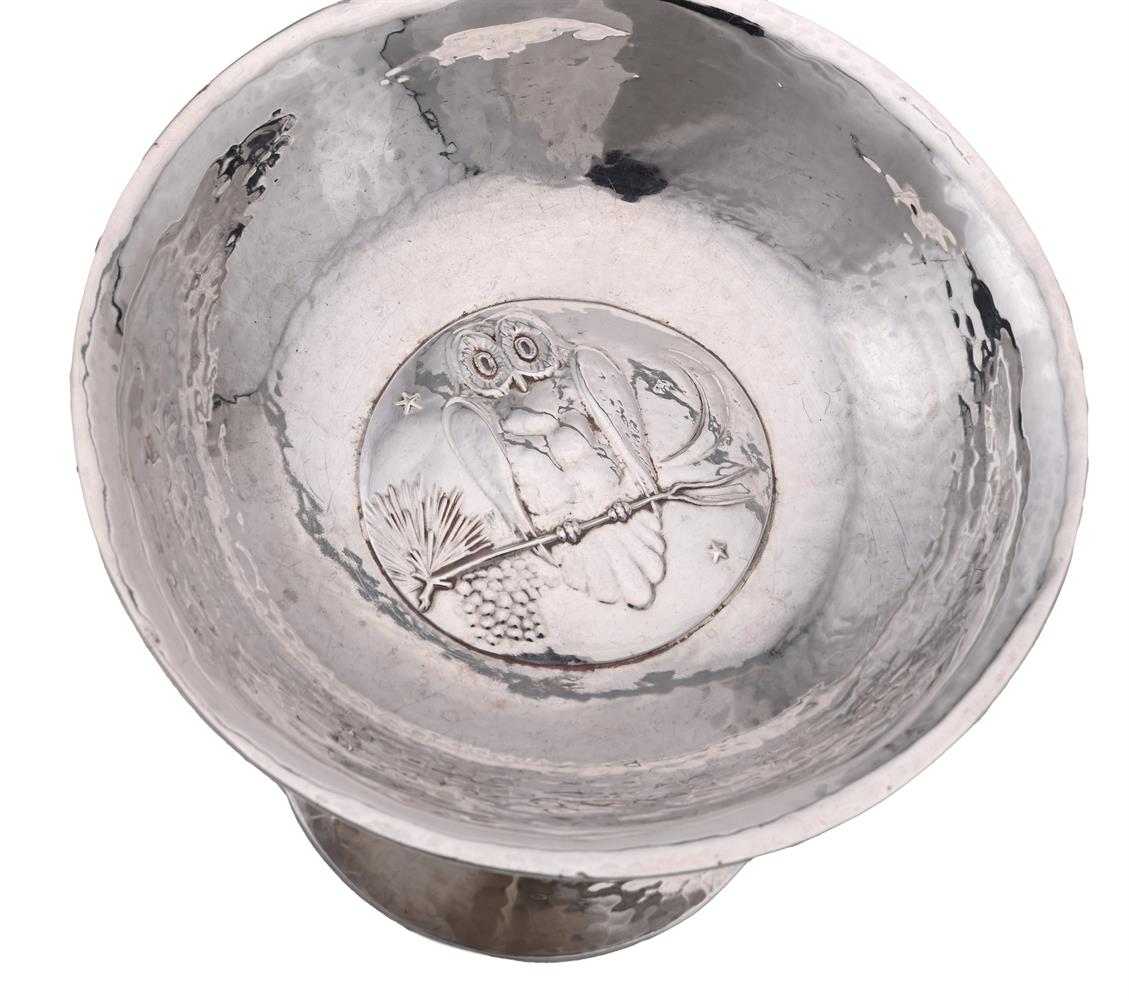 AN EDWARDIAN SILVER PEDESTAL BOWL - Image 4 of 5