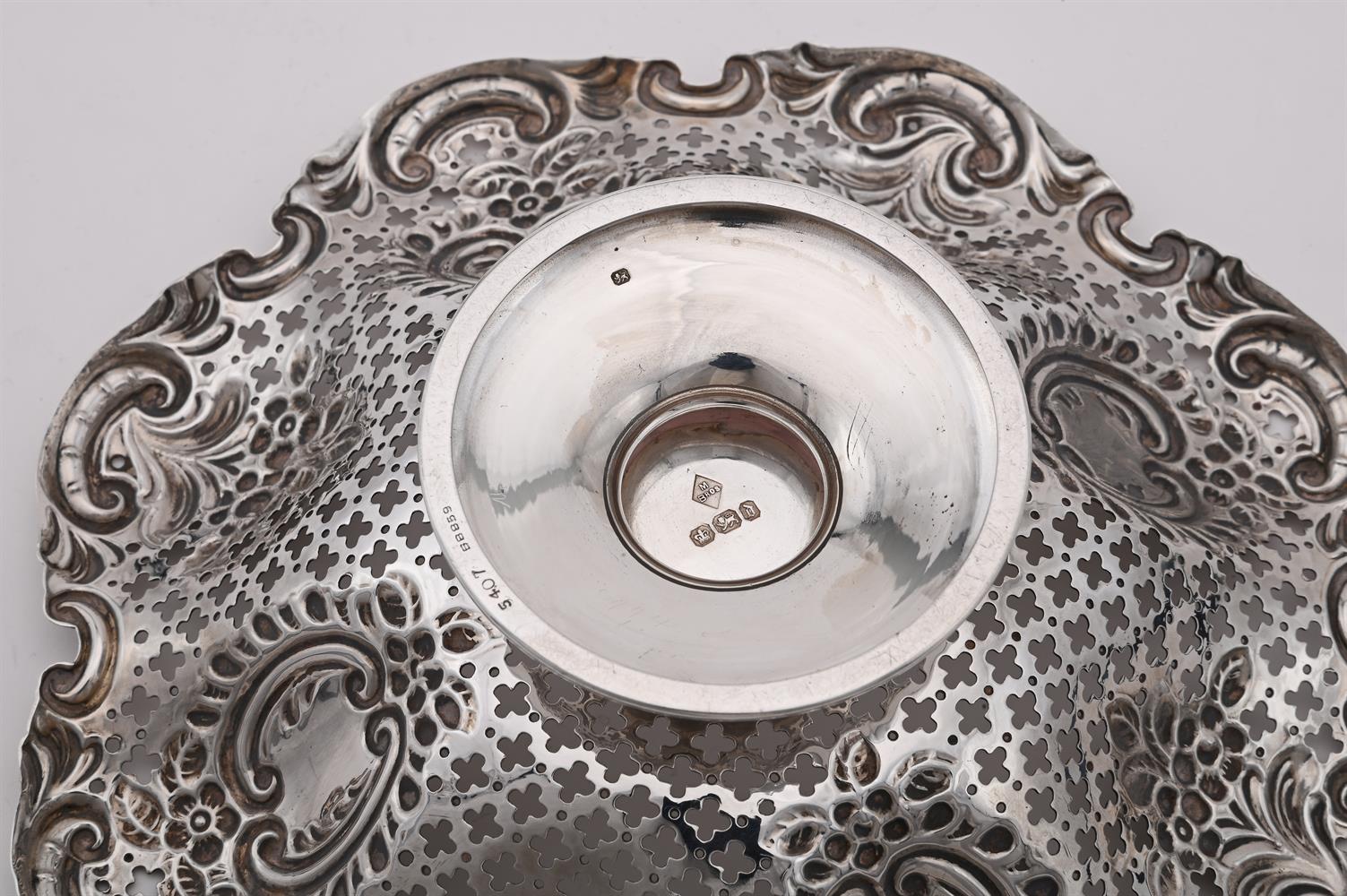 A MATCHED SET OF THREE VICTORIAN SILVER SHAPED CIRCULAR PIERCED PEDESTAL DISHES - Image 4 of 4