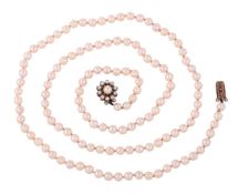 A SINGLE STRAND OF CULTURED PEARLS TO A 9 CARAT GOLD CLASP, LONDON 1963