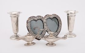 Y A COLLECTION OF SILVER ITEMS