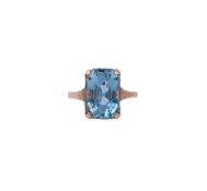 A 9 CARAT GOLD AQUAMARINE DRESS RING