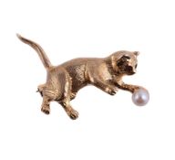 A 9 CARAT GOLD CAT AND CULTURED PEARL BROOCH, LONDON 1979