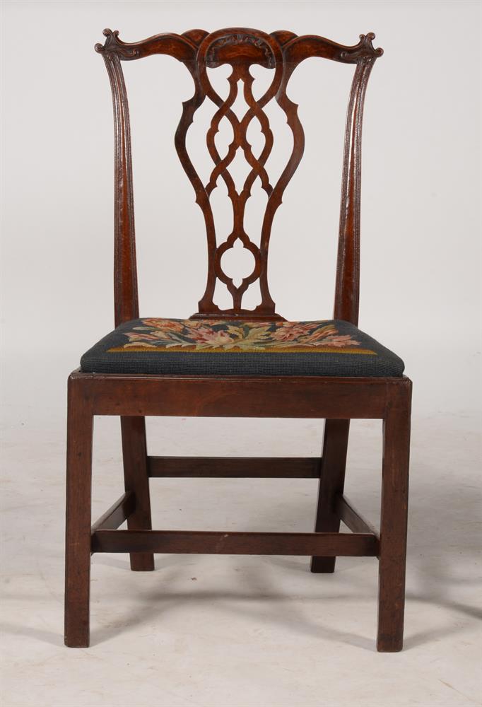 A PAIR OF GEORGE III MAHOGANY CHAIRS - Image 2 of 5