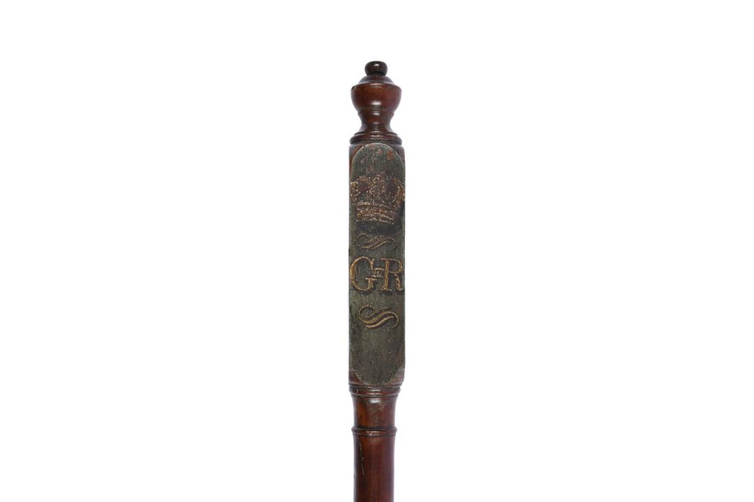 A GEORGE III WEST COUNTRY PAINTED WALNUT TRUNCHEON - Image 4 of 5