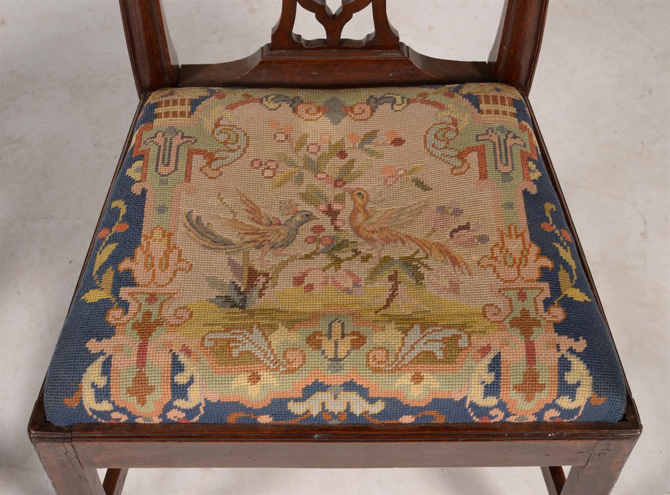 A PAIR OF GEORGE III MAHOGANY CHAIRS - Image 4 of 5