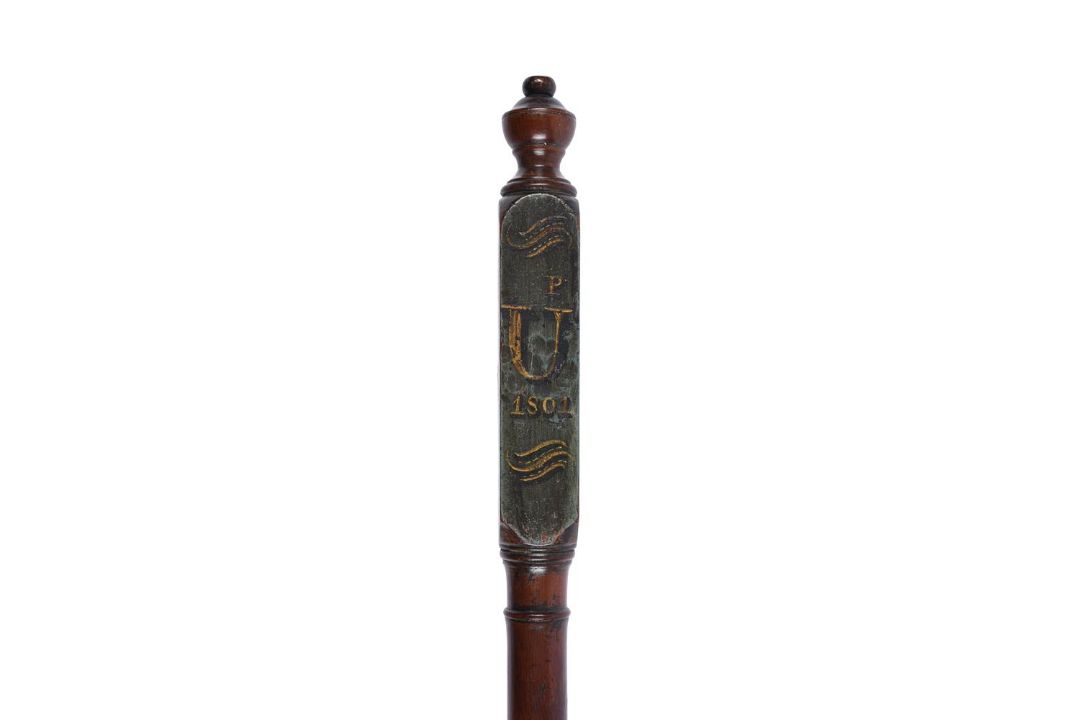 A GEORGE III WEST COUNTRY PAINTED WALNUT TRUNCHEON - Image 5 of 5