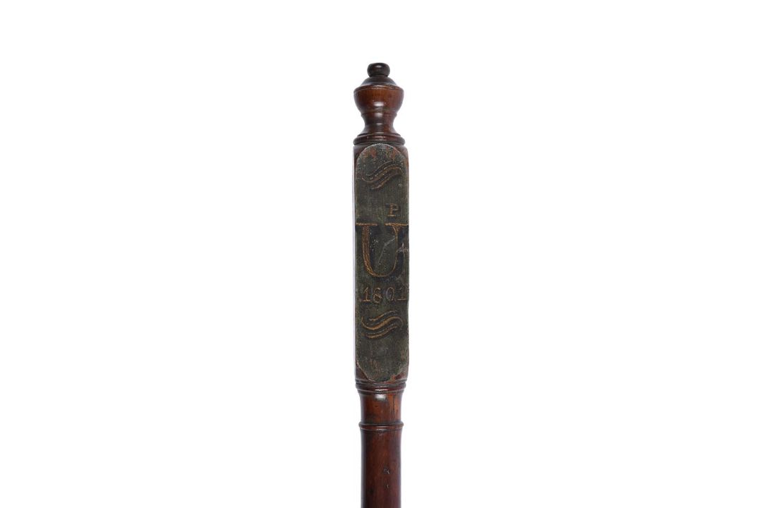 A GEORGE III WEST COUNTRY PAINTED WALNUT TRUNCHEON - Image 3 of 5