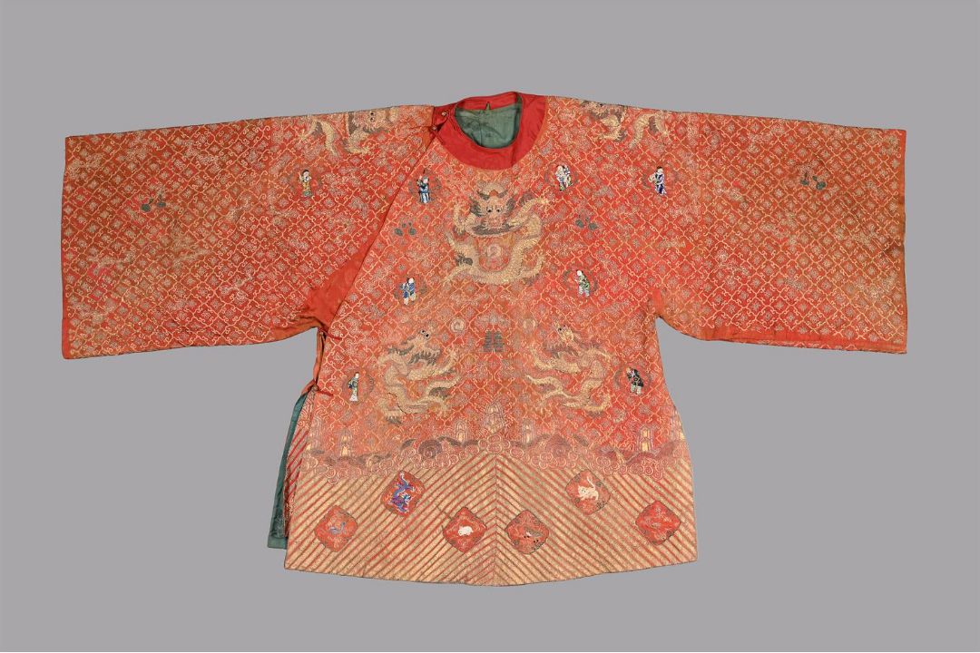 A Chinese wedding gown worn by a Han Chinese woman - Image 1 of 14