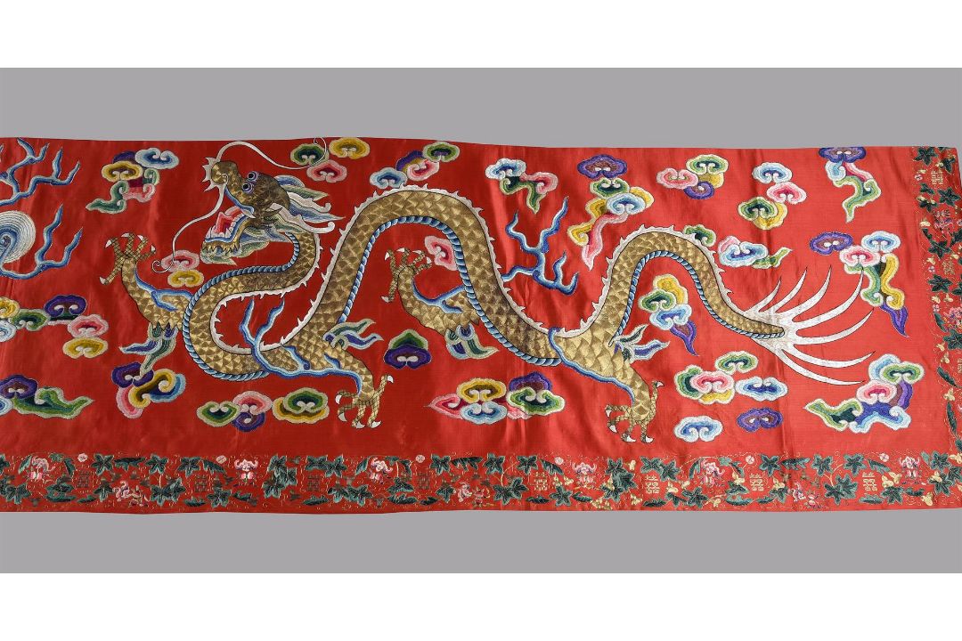 A fine Chinese red silk five coloured cloud pattern horizontal pelmet - Image 4 of 6