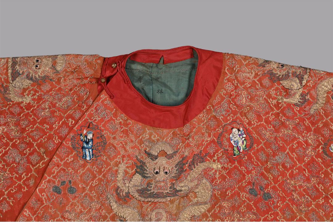 A Chinese wedding gown worn by a Han Chinese woman - Image 2 of 14