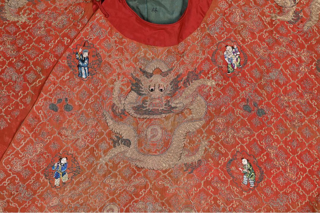 A Chinese wedding gown worn by a Han Chinese woman - Image 3 of 14