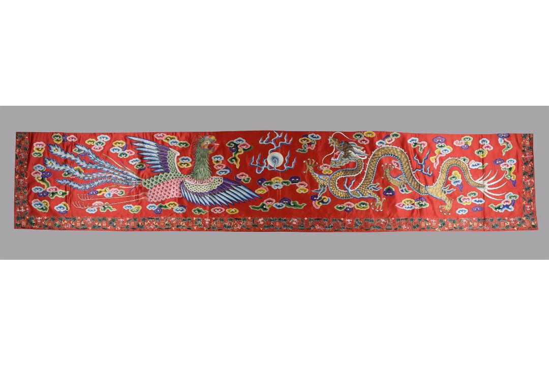 A fine Chinese red silk five coloured cloud pattern horizontal pelmet - Image 1 of 6