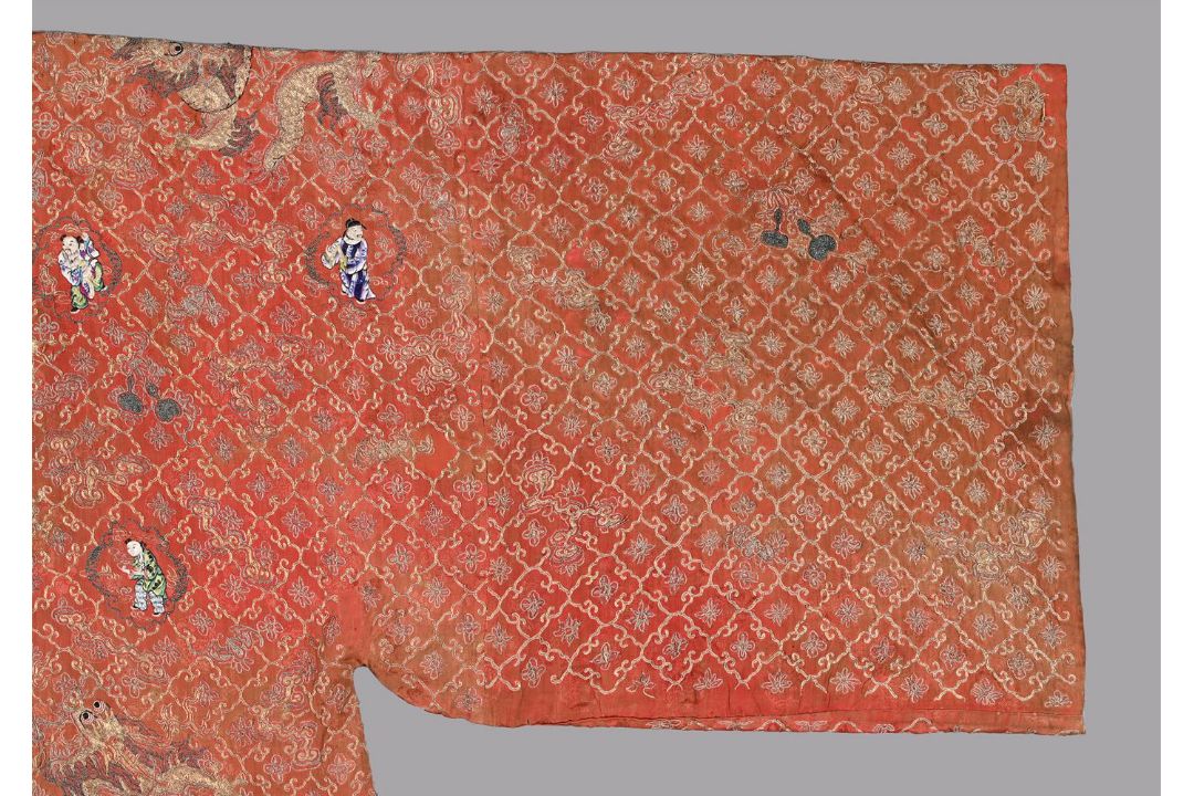 A Chinese wedding gown worn by a Han Chinese woman - Image 5 of 14