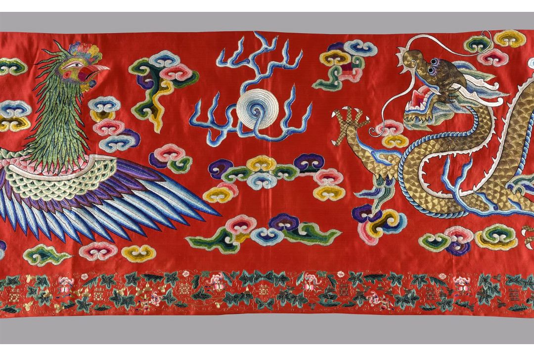 A fine Chinese red silk five coloured cloud pattern horizontal pelmet - Image 3 of 6