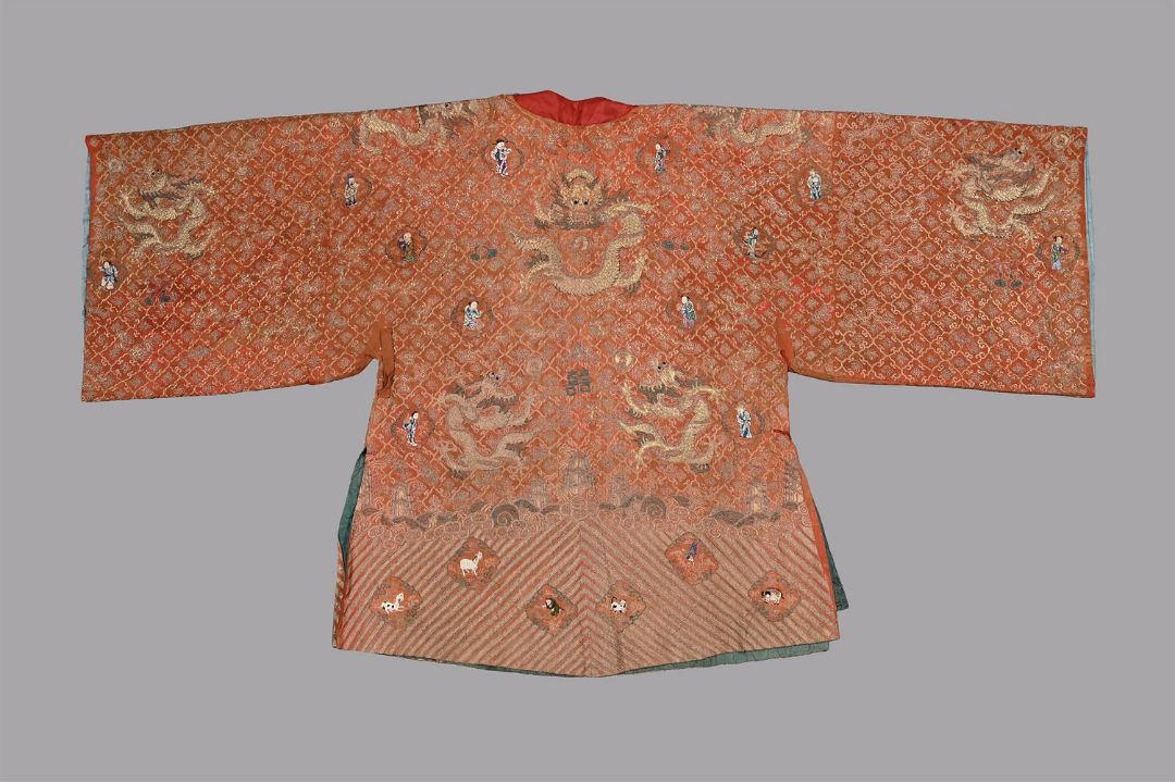 A Chinese wedding gown worn by a Han Chinese woman - Image 9 of 14