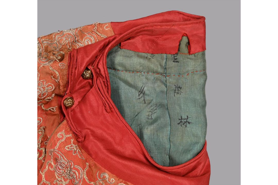 A Chinese wedding gown worn by a Han Chinese woman - Image 14 of 14