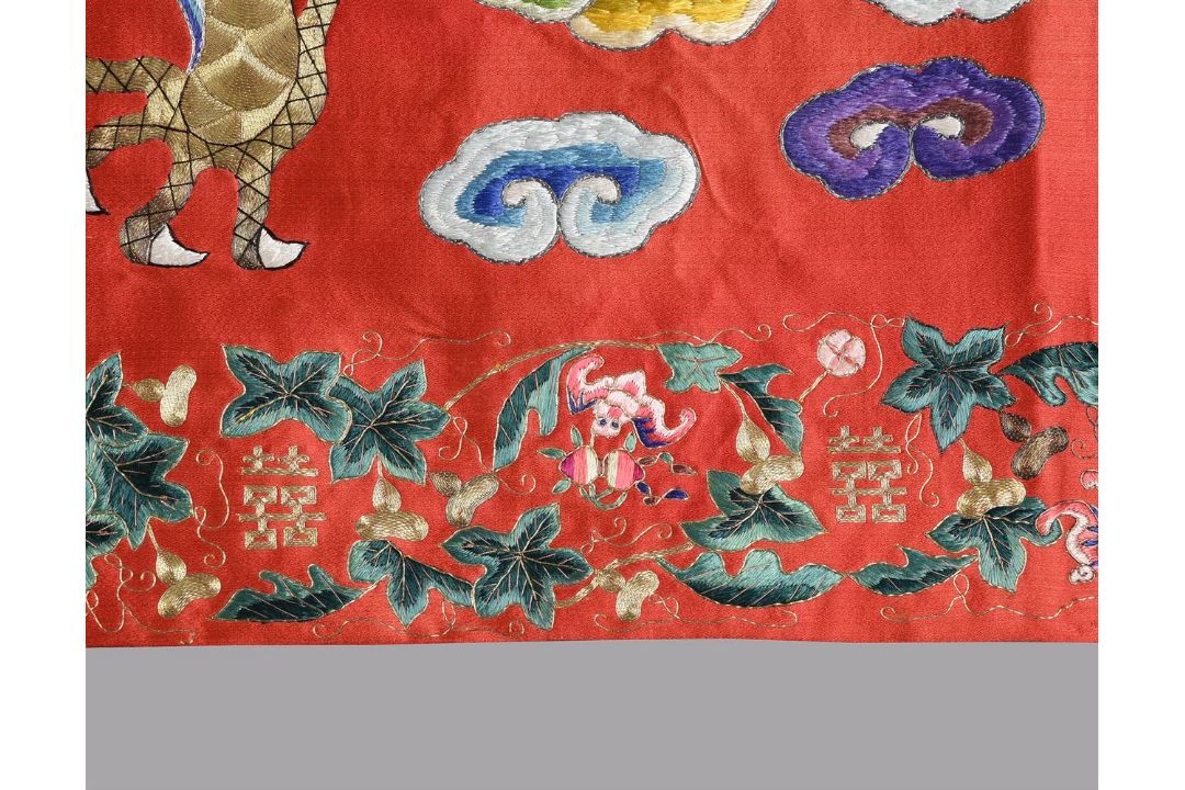 A fine Chinese red silk five coloured cloud pattern horizontal pelmet - Image 5 of 6