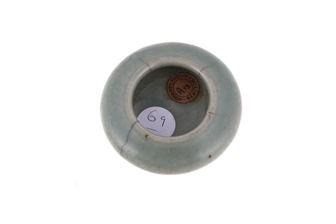 A small Chinese celadon brush washer - Image 3 of 5